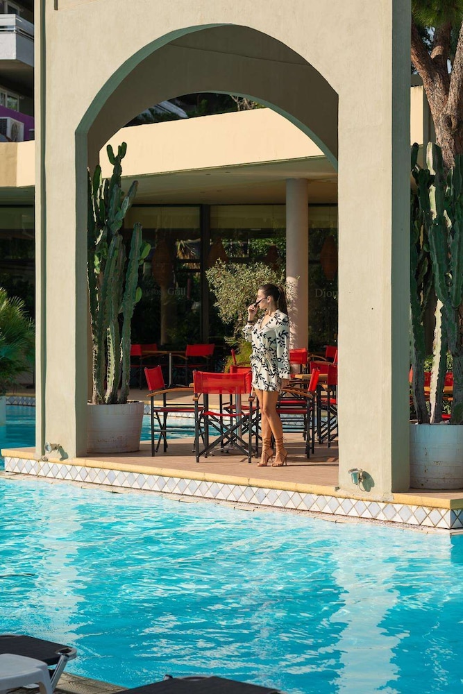 Dionysos Hotel 8/76