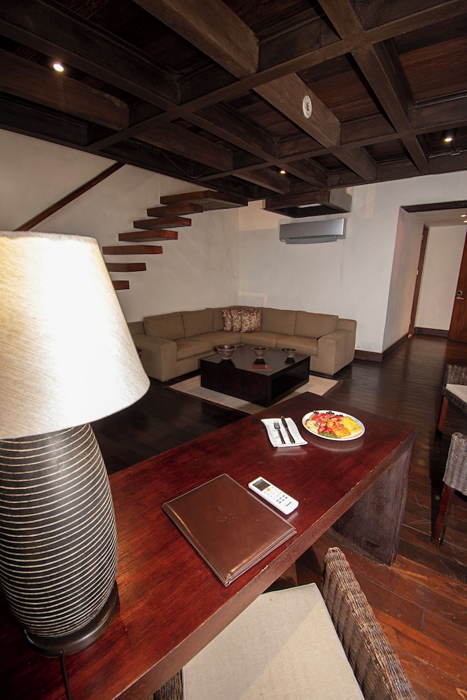 Ananda Hotel Boutique 61/70