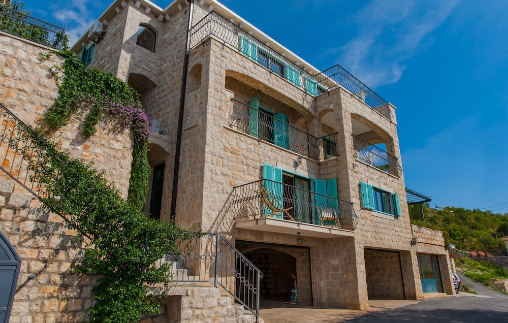 Castello degli Aranci Eco Resort in PETROVAC