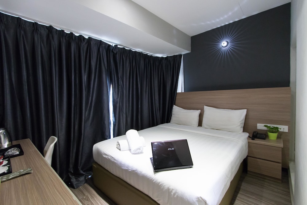 STANDARD, QUEEN BED