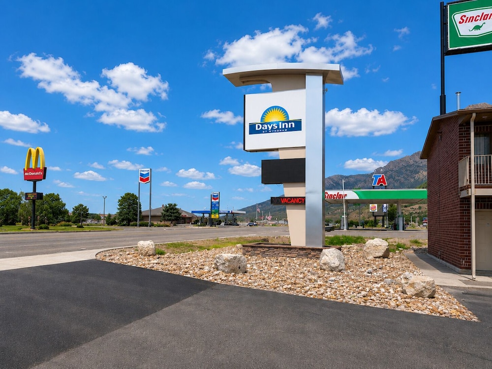 Days Inn by Wyndham Lake Point 32/40