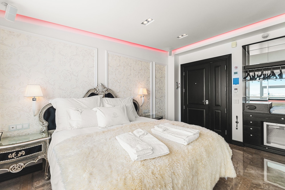 Diamond Suites 22/73