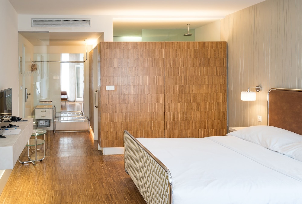Three Crowns Hotel 10/55
