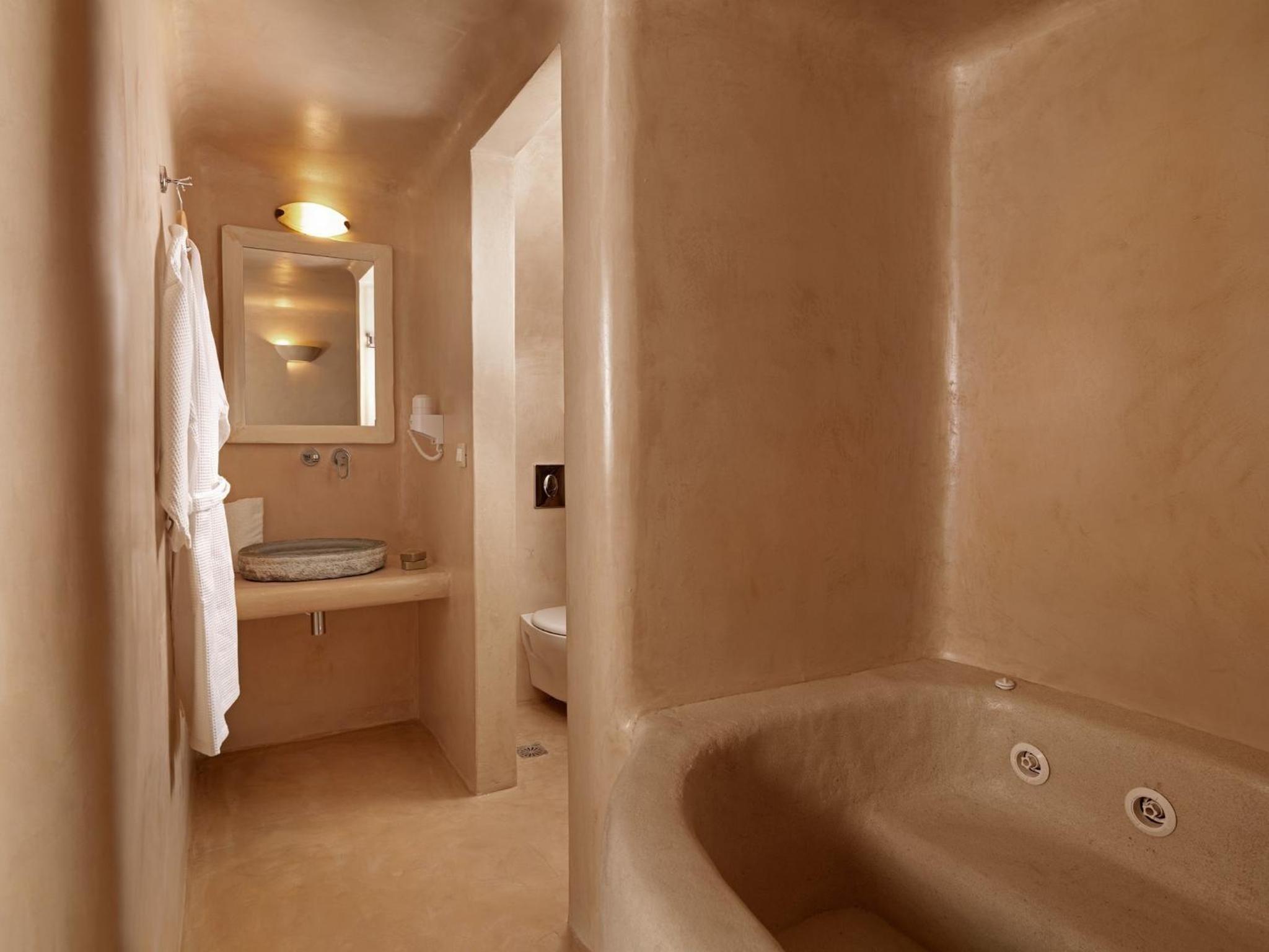 HONEYMOON, SUITE, OUTDOOR JETTED TUB
