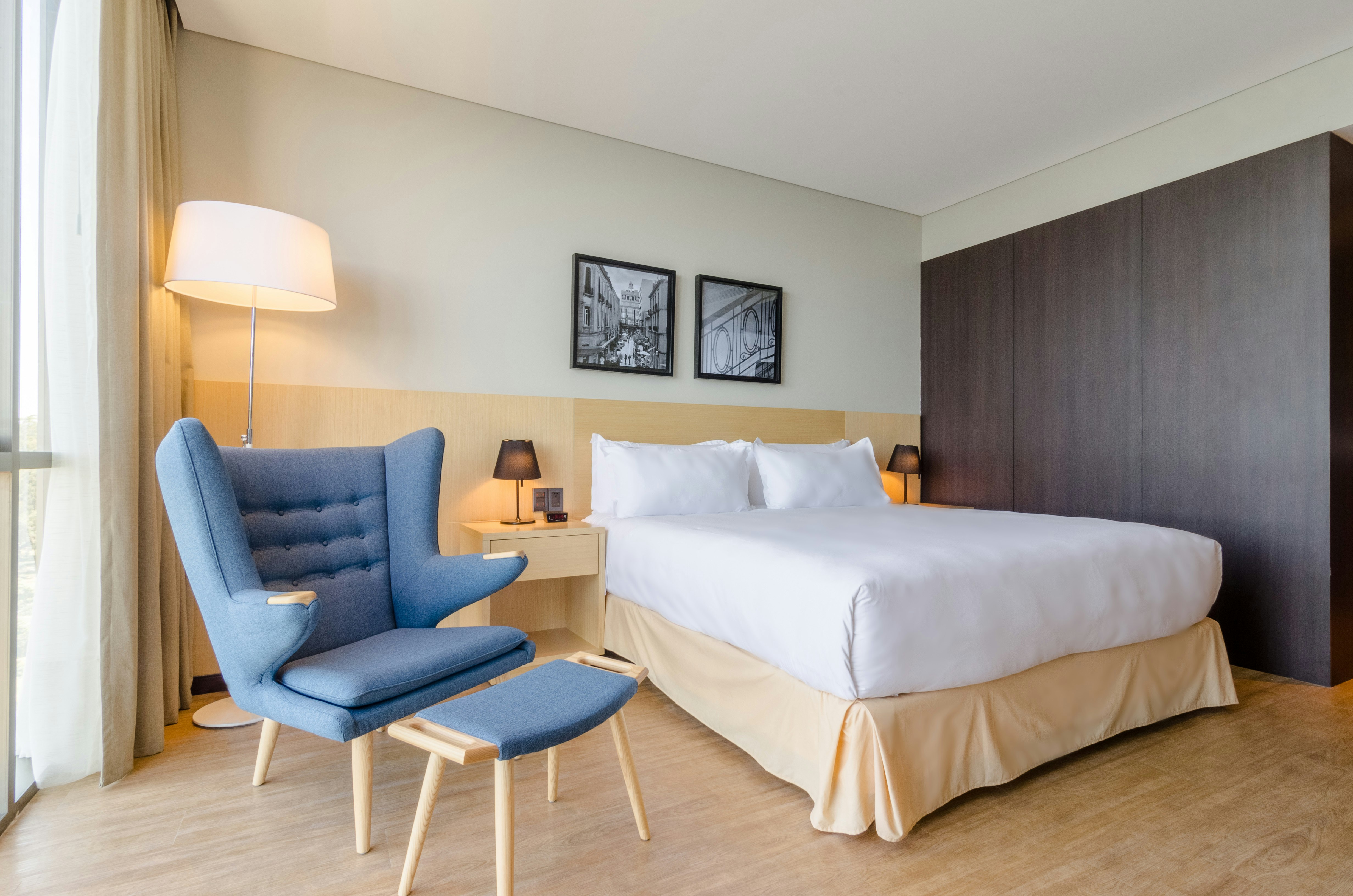 DELUXE, KING BED
