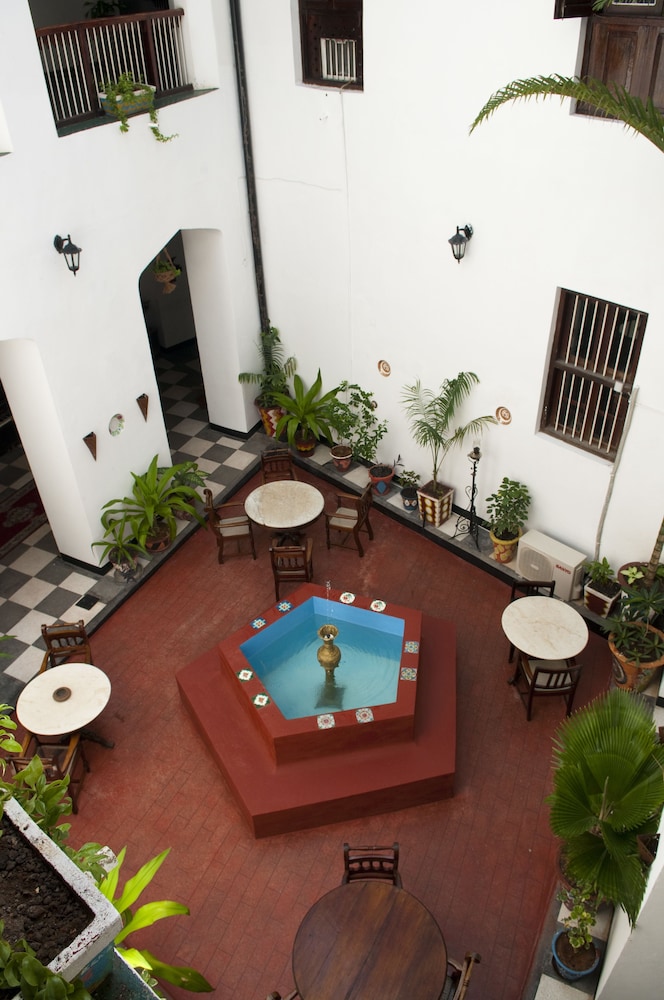 Dhow Palace Hotel 11/75