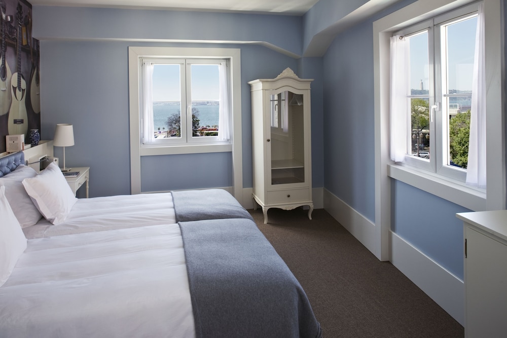 SUPERIOR, DOUBLE OR TWIN BED, RIVER VIEW