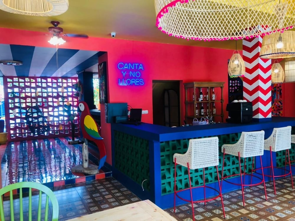 Por Aqui Stay & Dine 14/20