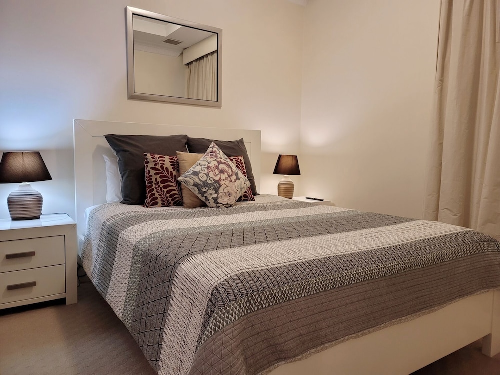 Sub Penthouse, Queen and Twin Beds