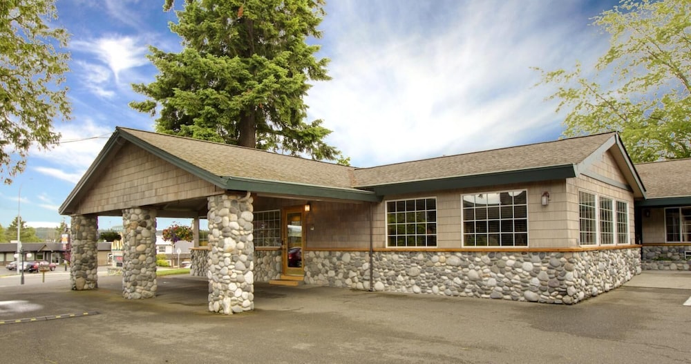 Poulsbo Inn Suites 1/25