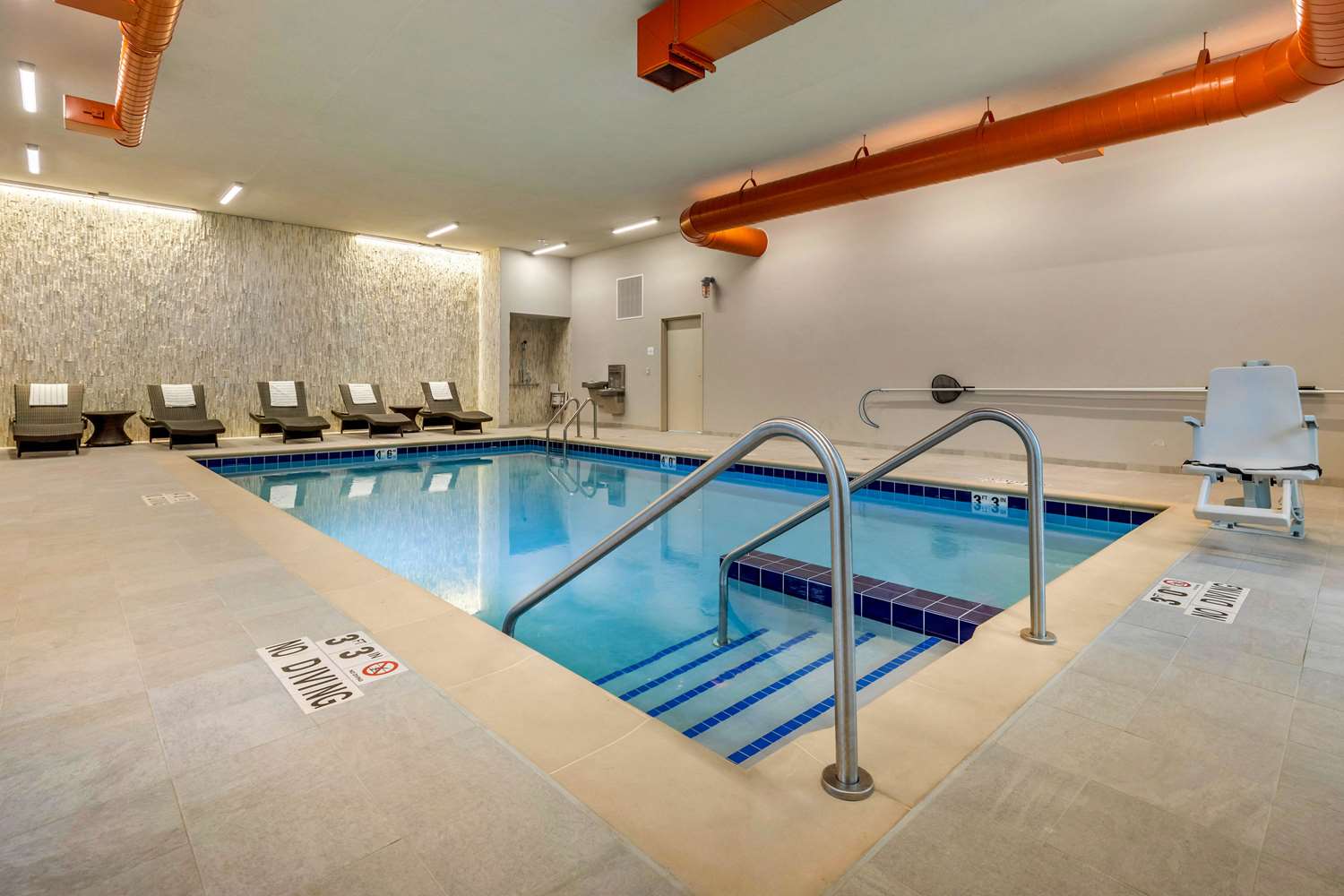 Cambria Hotel Milwaukee Downtown 21/56