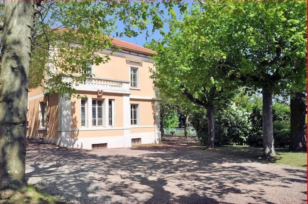 Villa Castel Chambres dHotes 37/45