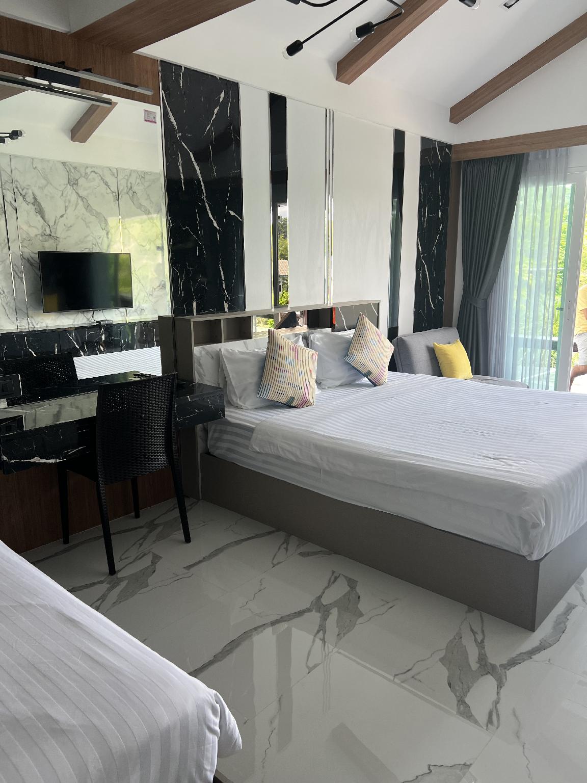 Deluxe, 2 King Beds, Pool or Sea View, Terrace
