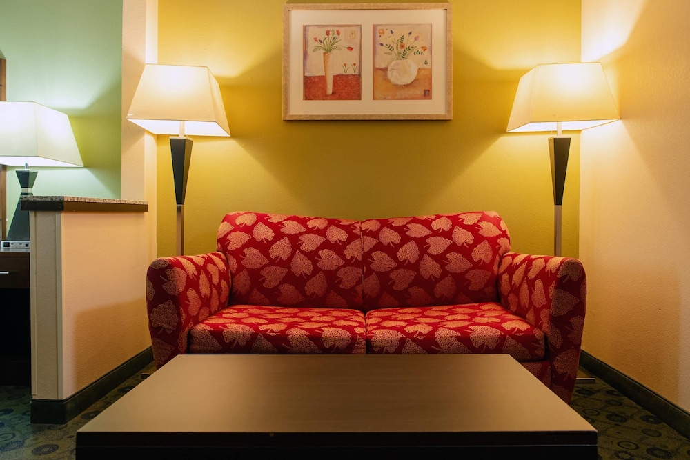 Quality Inn & Suites Bloomington I-55 and I-74 24/39