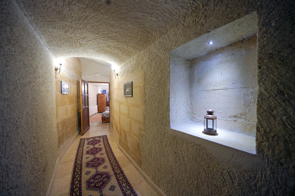 Elysee Cave House 75/100
