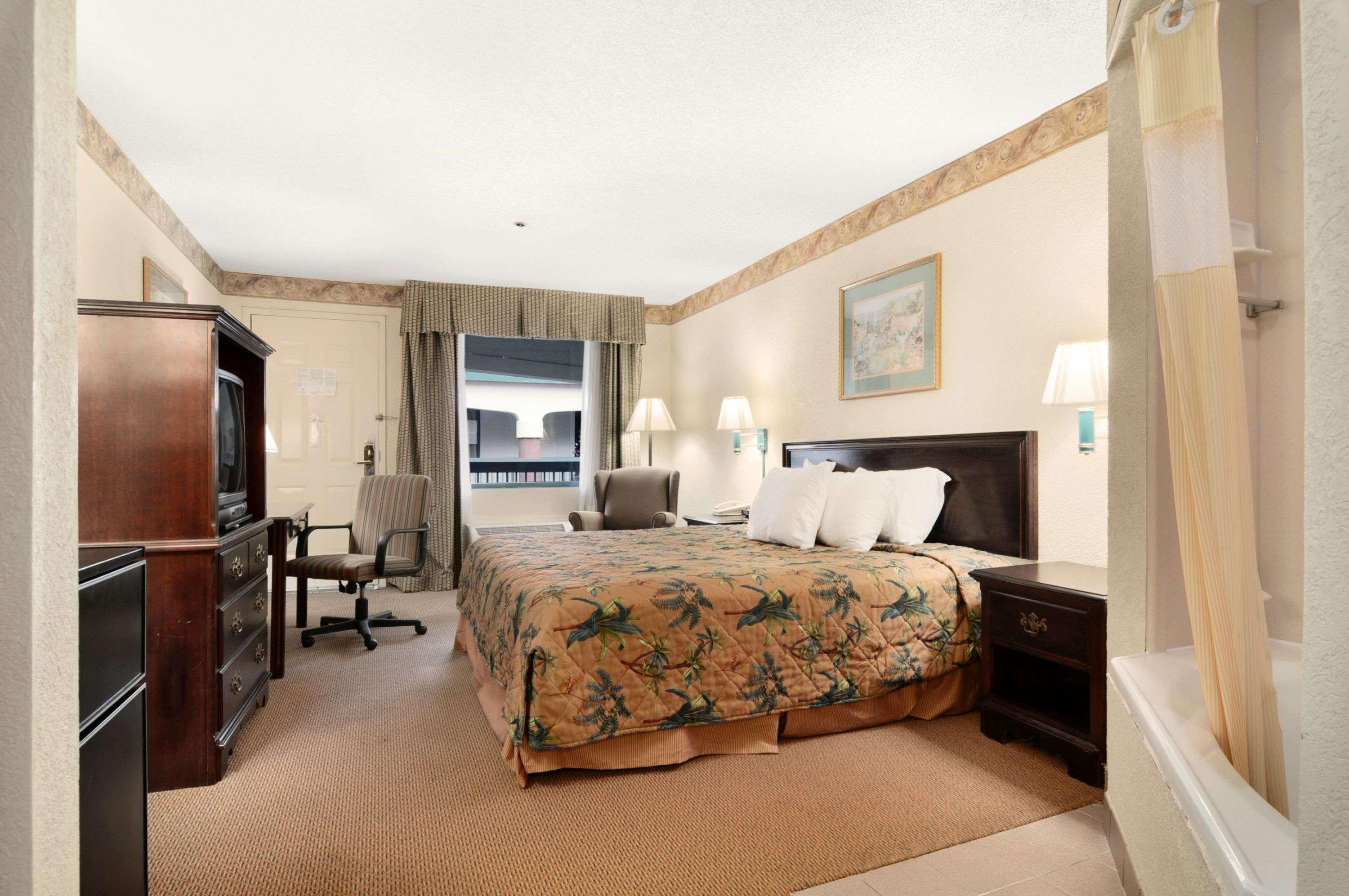 1 King Bed Mobility Accessible RI Shower Nsmk