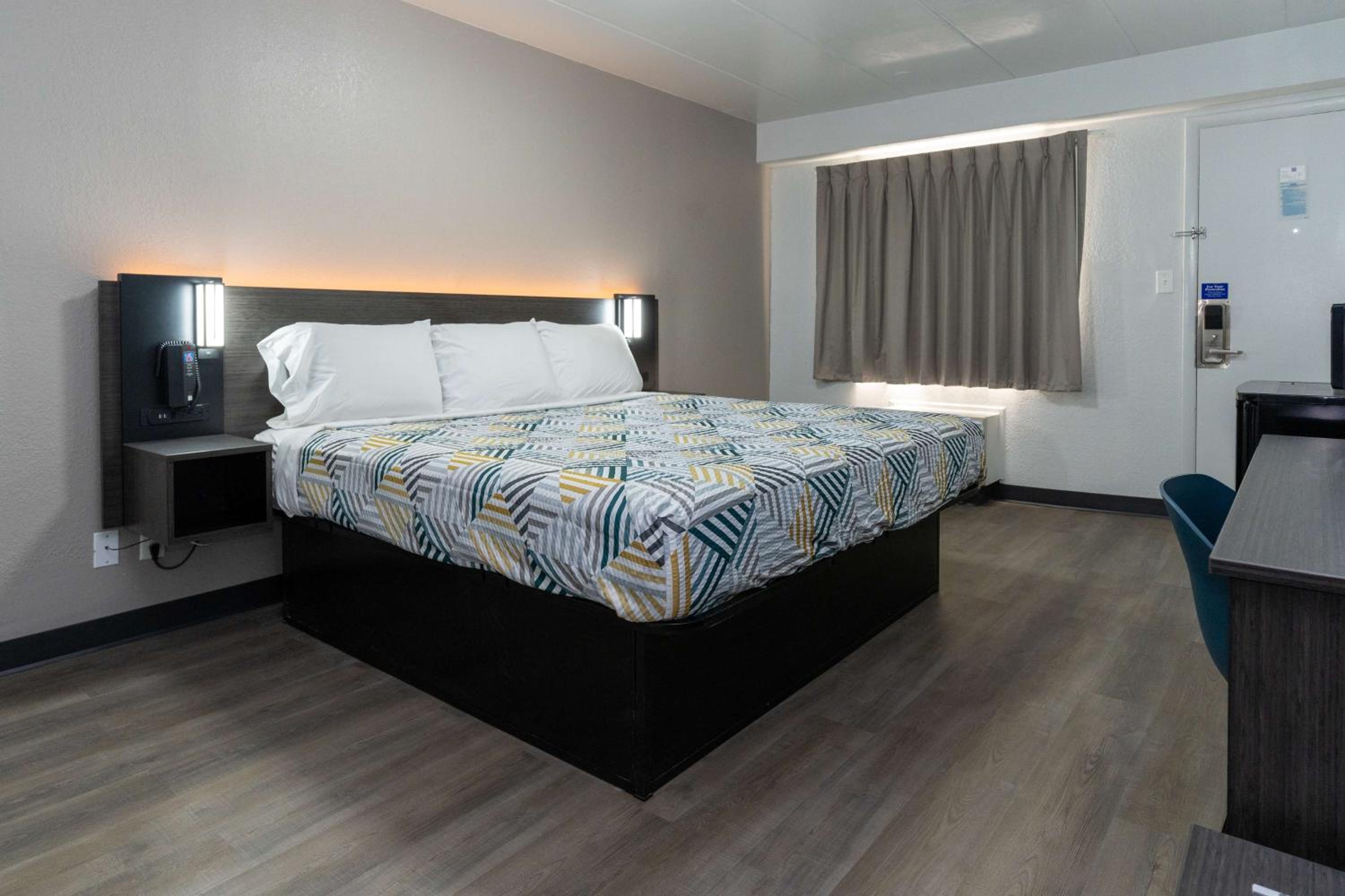 1 King Bed - Mobil Access Tub Nsmk Micfridg