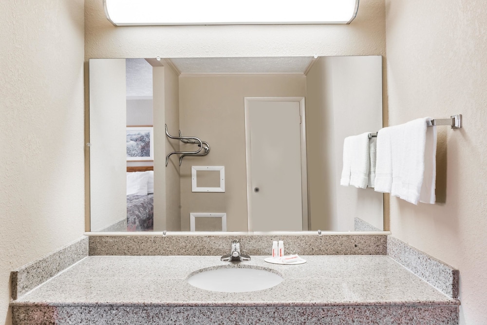 Travelodge by Wyndham Ridgeway Martinsville Area 7/16