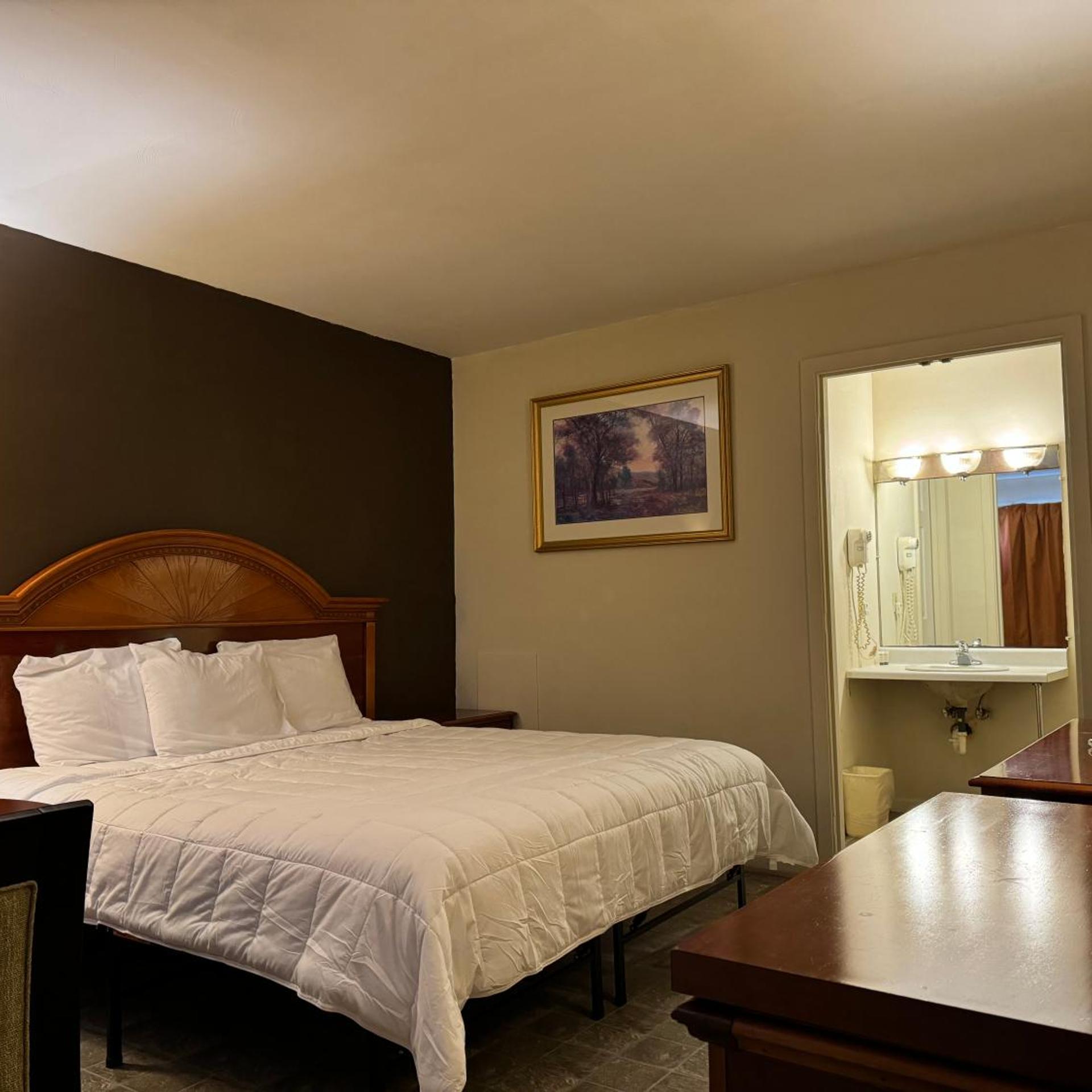 Country Club Inn &amp; Suites 18/51