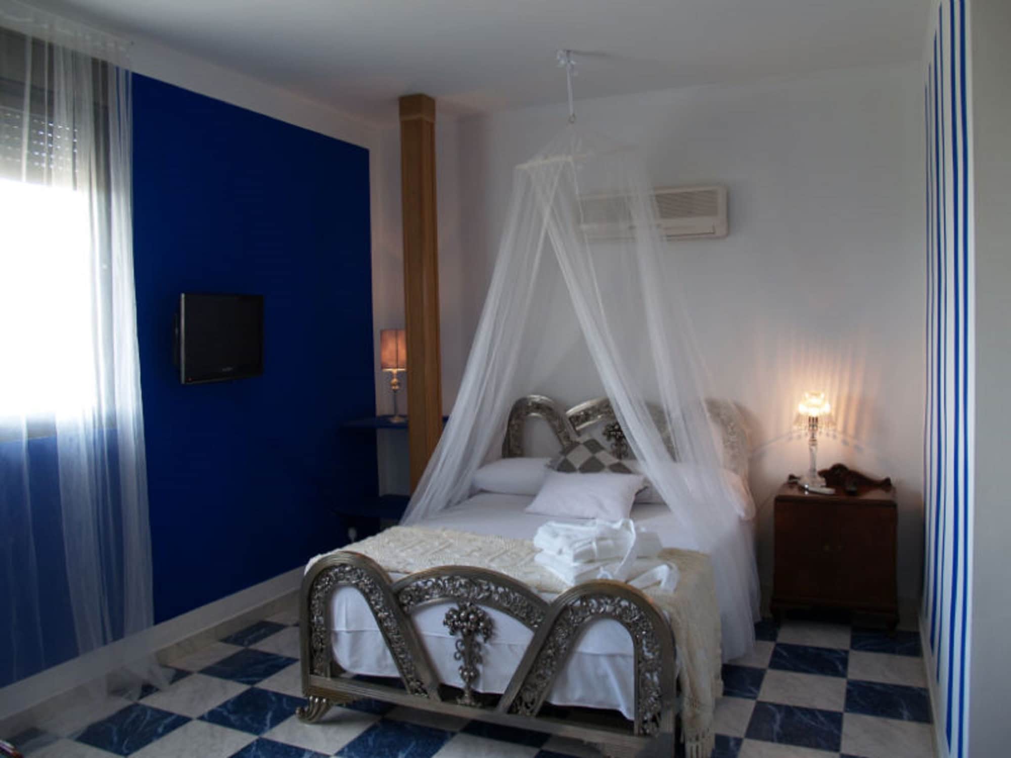 ROOM, DOUBLE BED