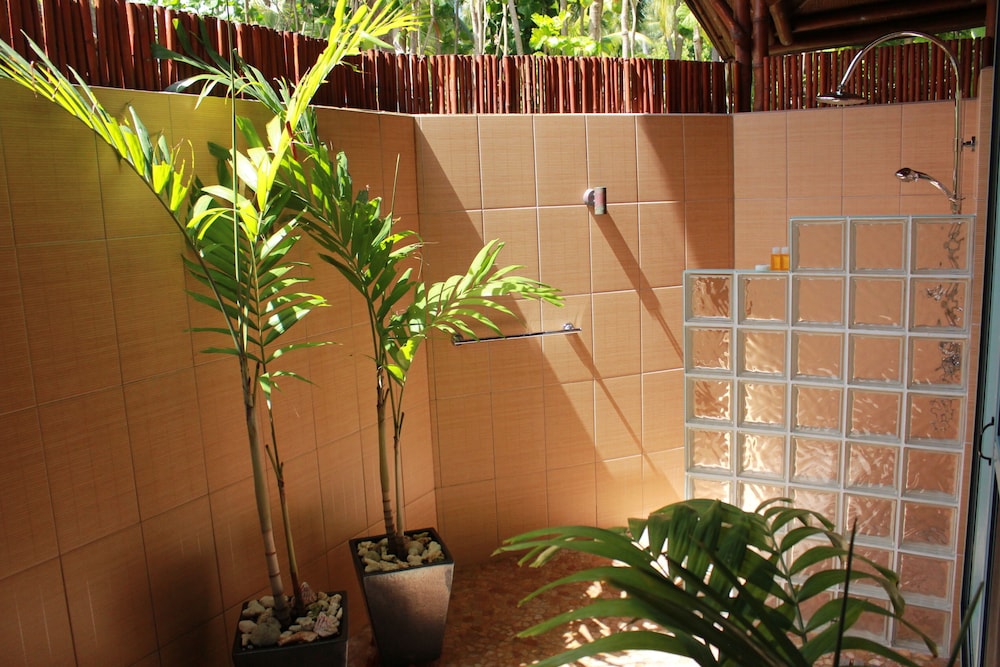 MAGIC REEF BUNGALOWS 18/66