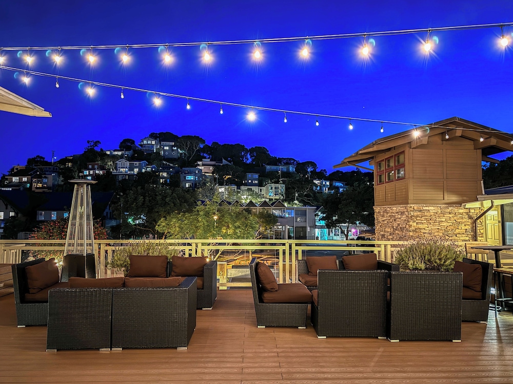 The Lodge At Tiburon 60/66