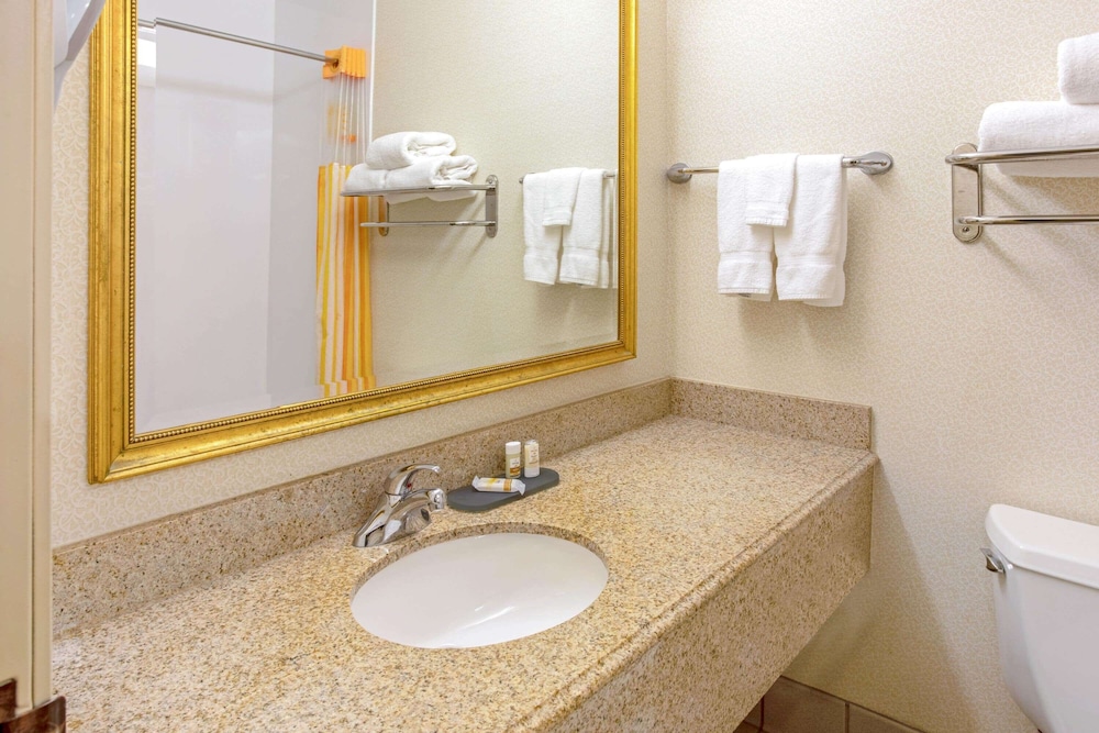 La Quinta Inn & Suites by Wyndham Appleton College Avenue 7/49