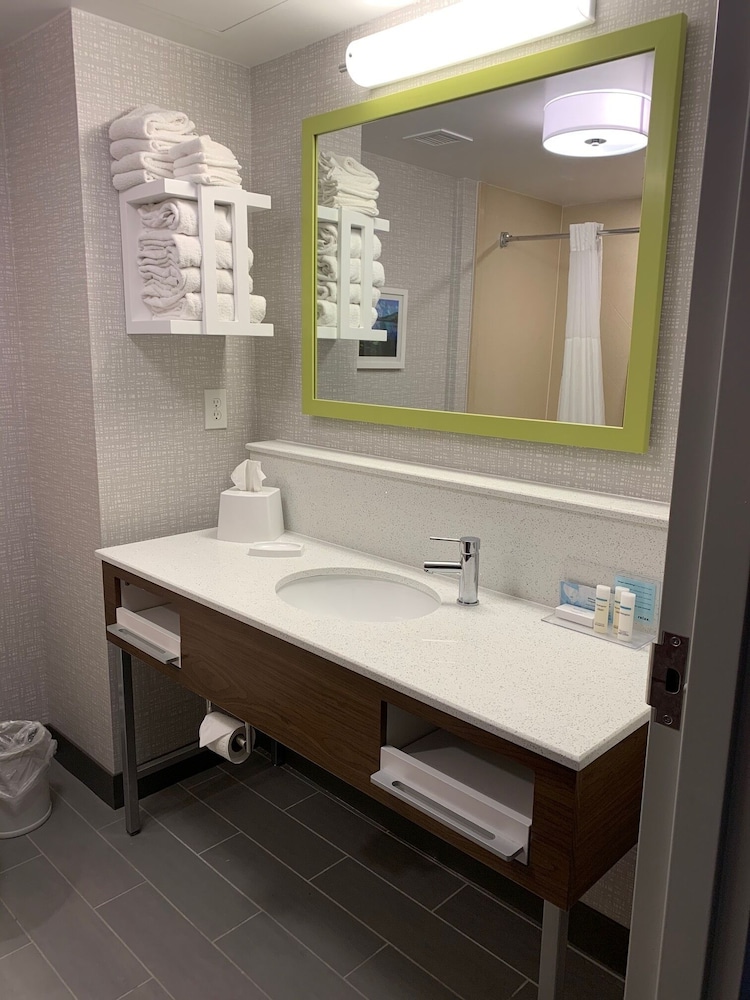 Hampton Inn & Suites Syracuse Dewitt 16/34