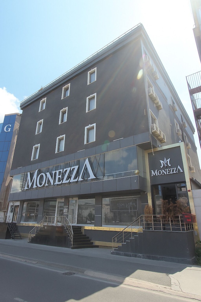 Monezza Hotel 3/50