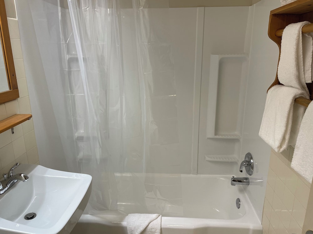غرفة قياسية بسريرين مزدوجين، NORTHERN LIGHTS LODGE 3/5