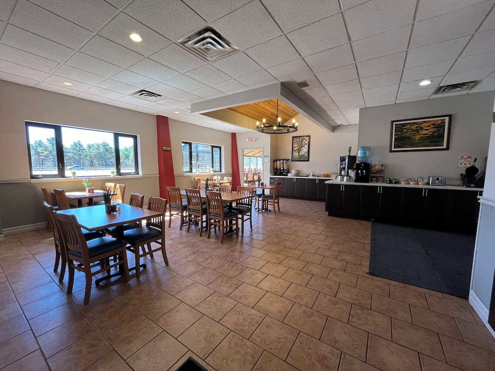 Jolly Roger Inn & Resort 35/50