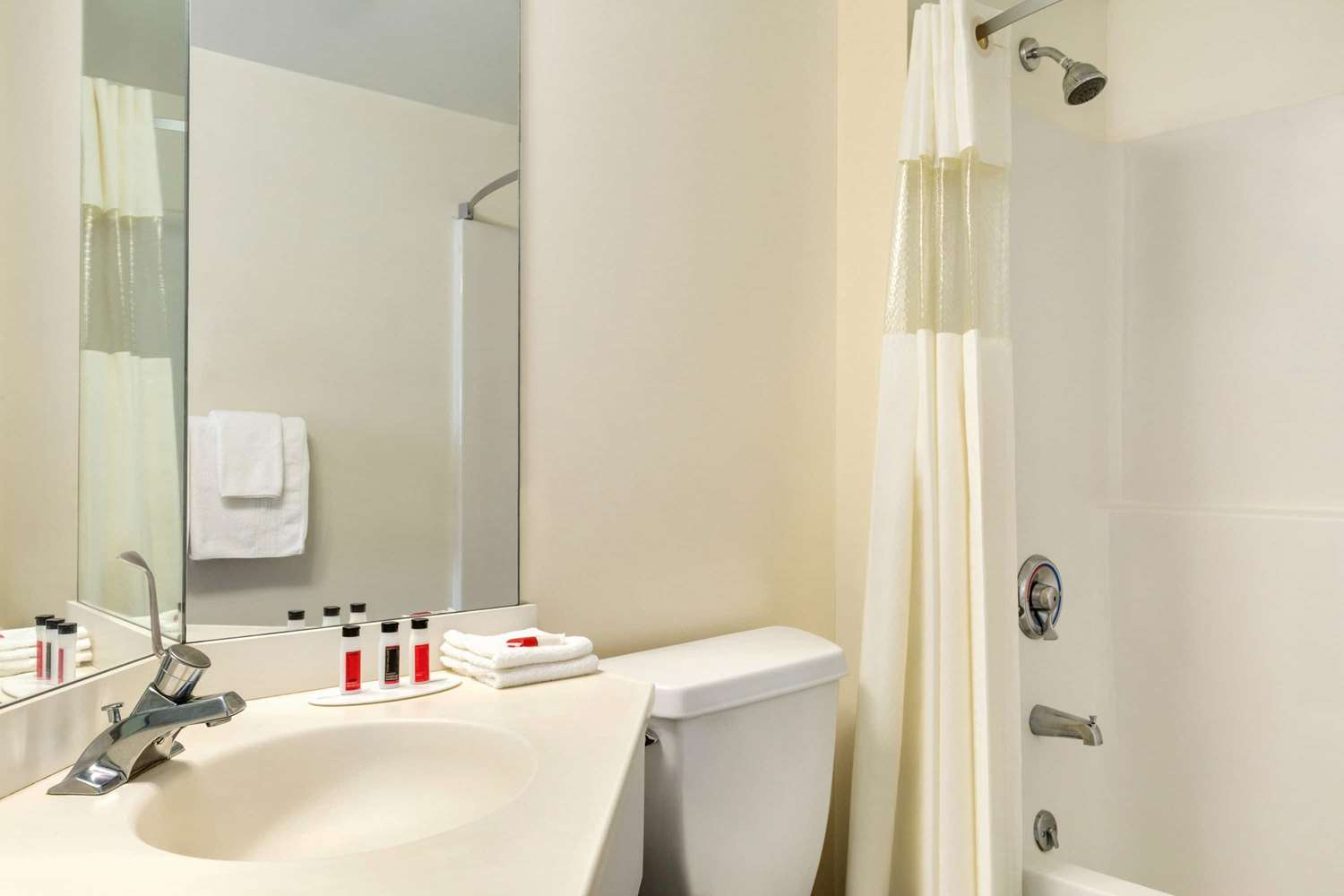 Travelodge by Wyndham Niagara Falls 32/32