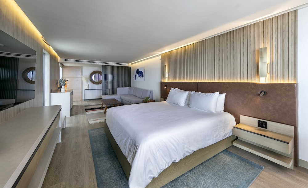 Renovated, Vip, Shores, Suite, King Bed, Corner