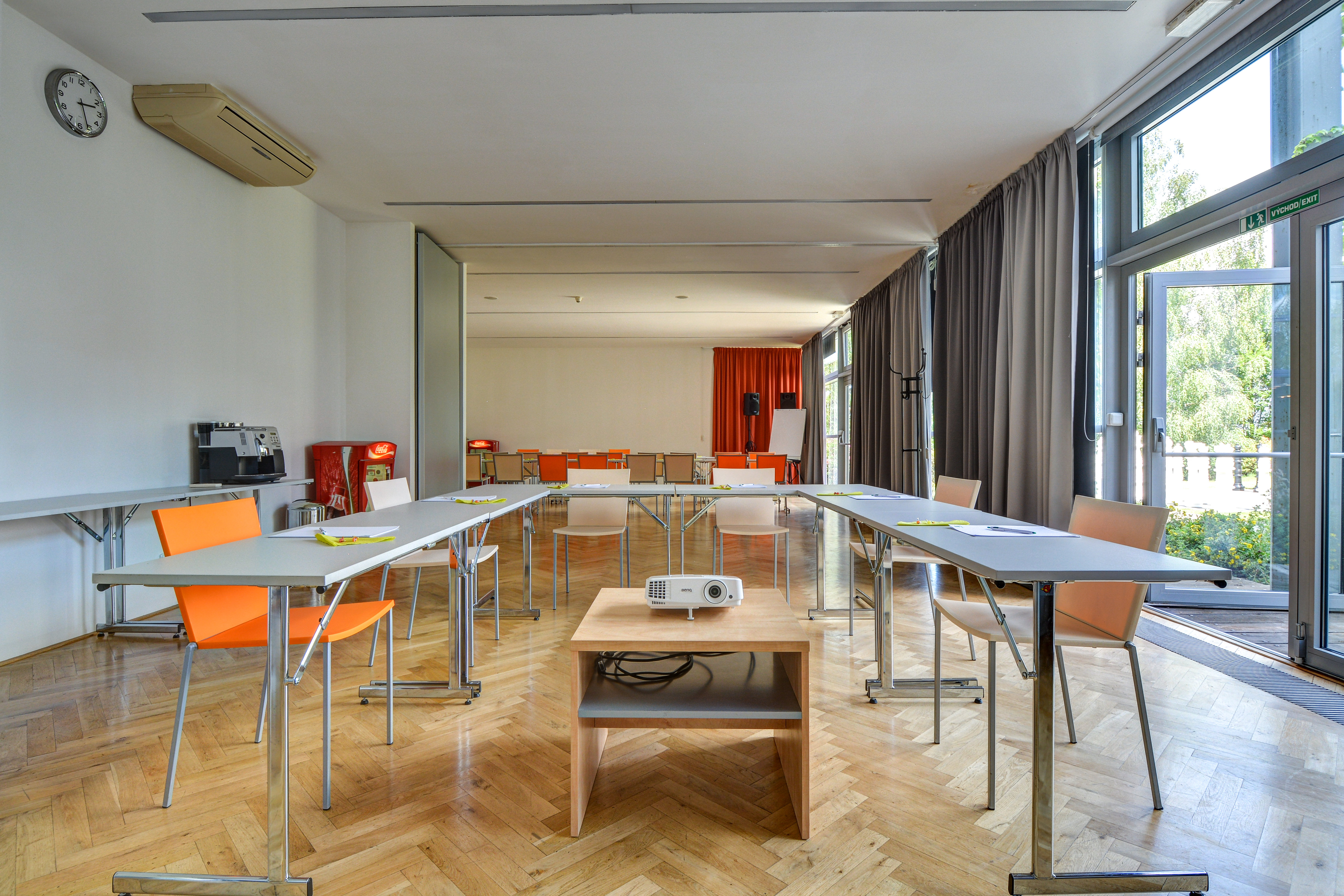 HOLIDAY INN PRAGUE AIRPORT 52/76