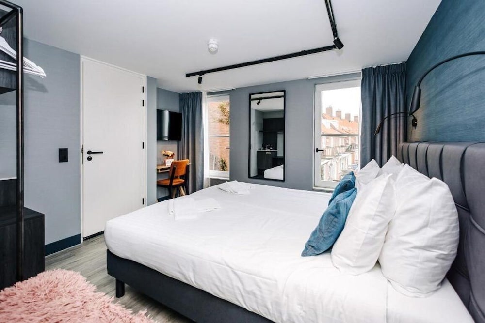COMFORT, TWIN BEDS