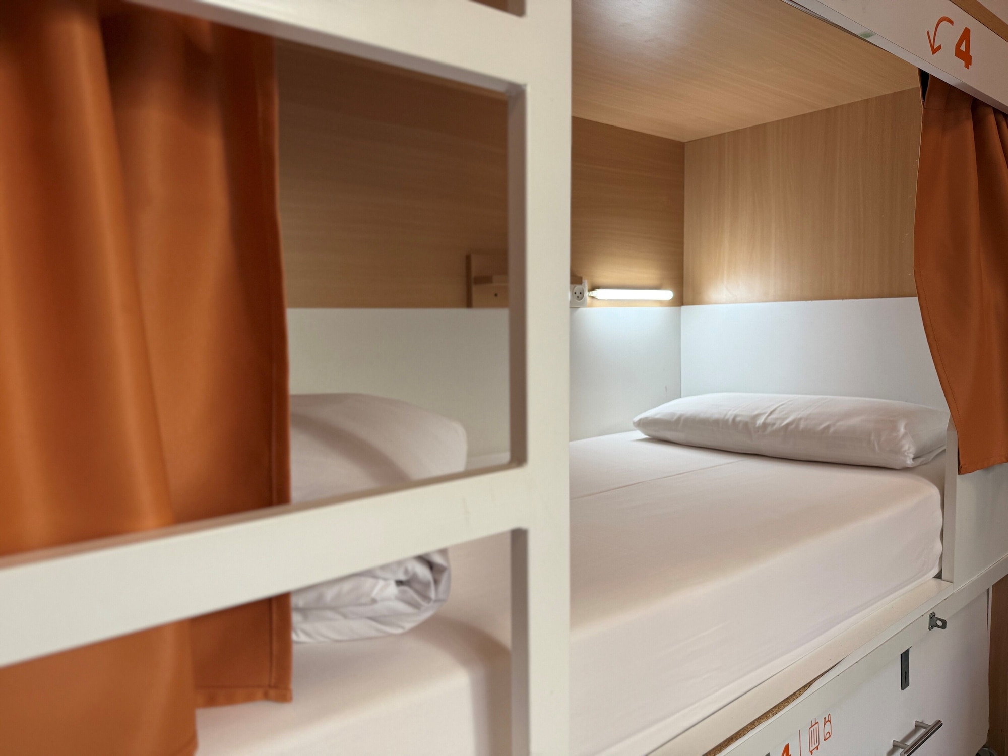 MIXED DORM, 6 BEDS, SHARED BATHROOM