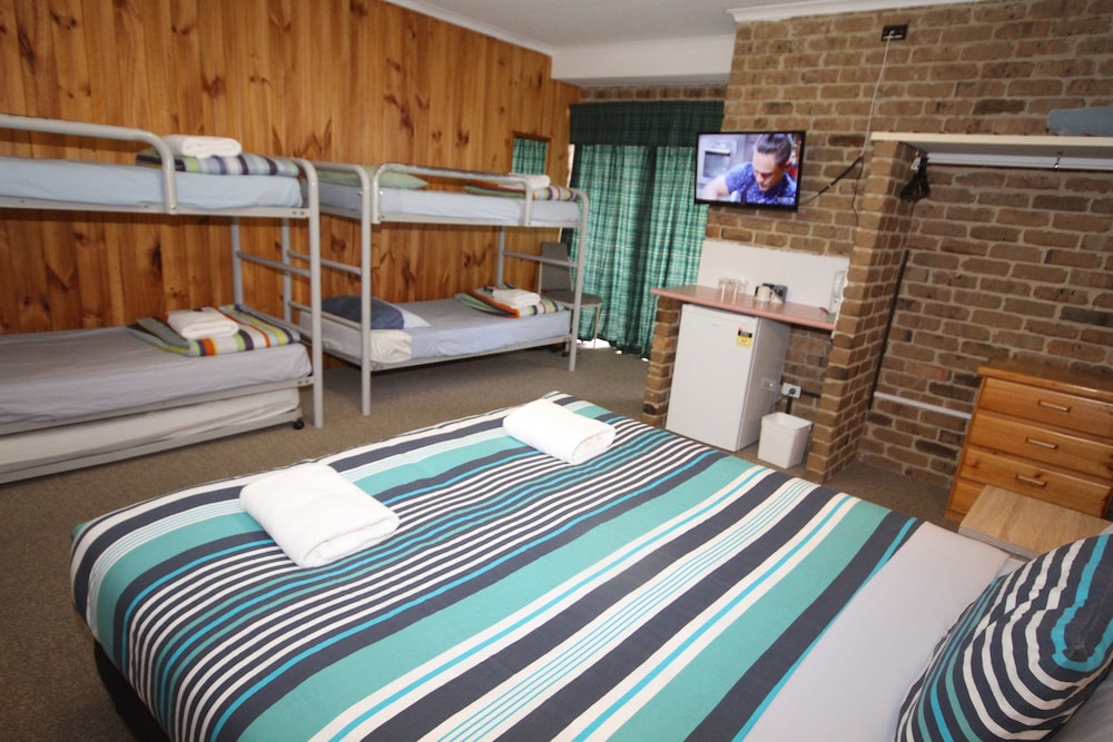 Acacia Snowy Motel 33/53