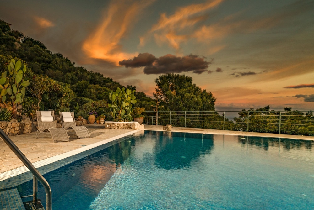 Askos Villa 33/35
