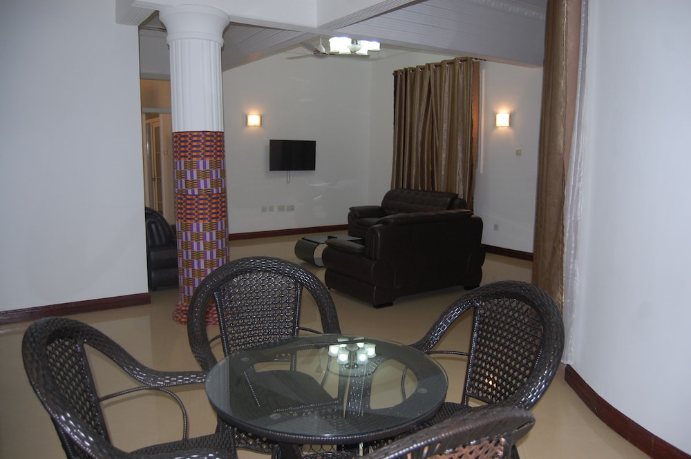 Kingsbridge Royale Hotel 40/50