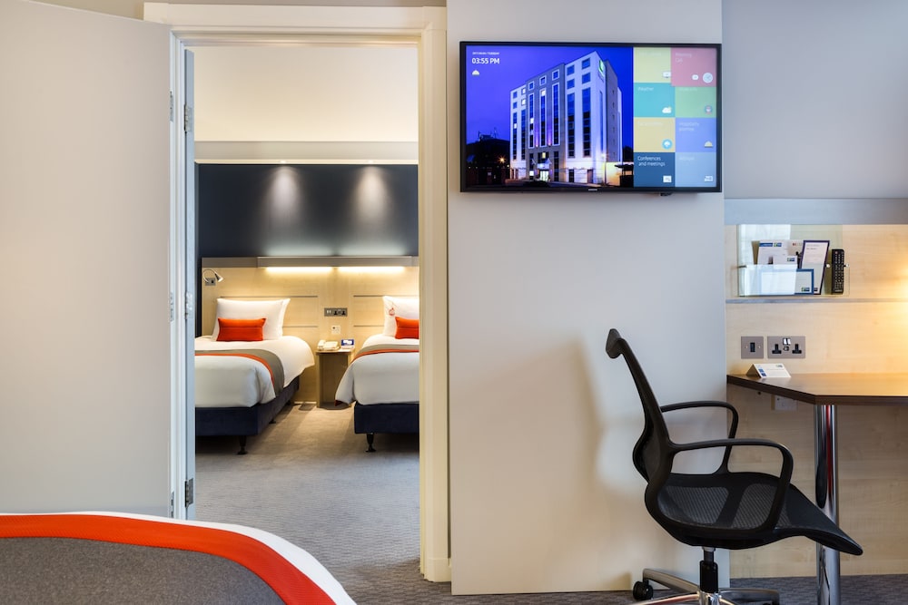 Holiday Inn Express Watford Junction 53/68