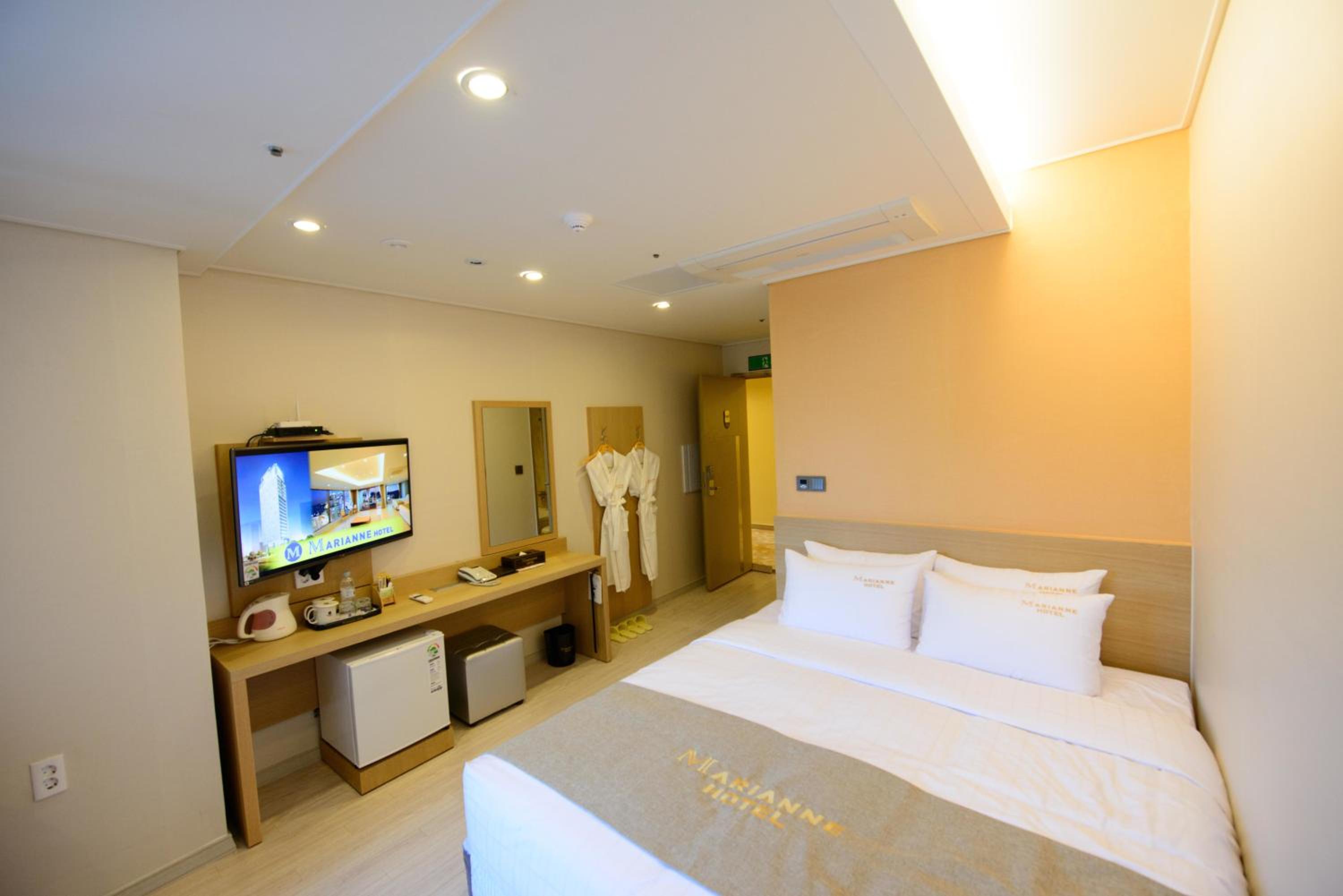 STANDARD, DOUBLE BED, CITY VIEW