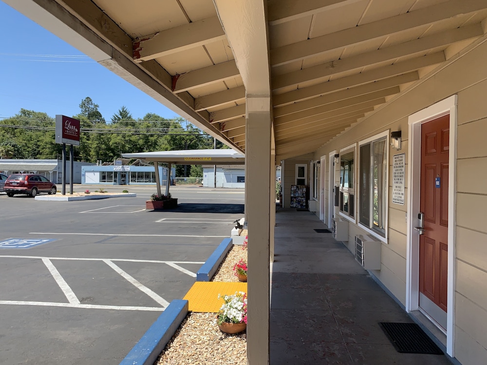 Lark Motel 4/53