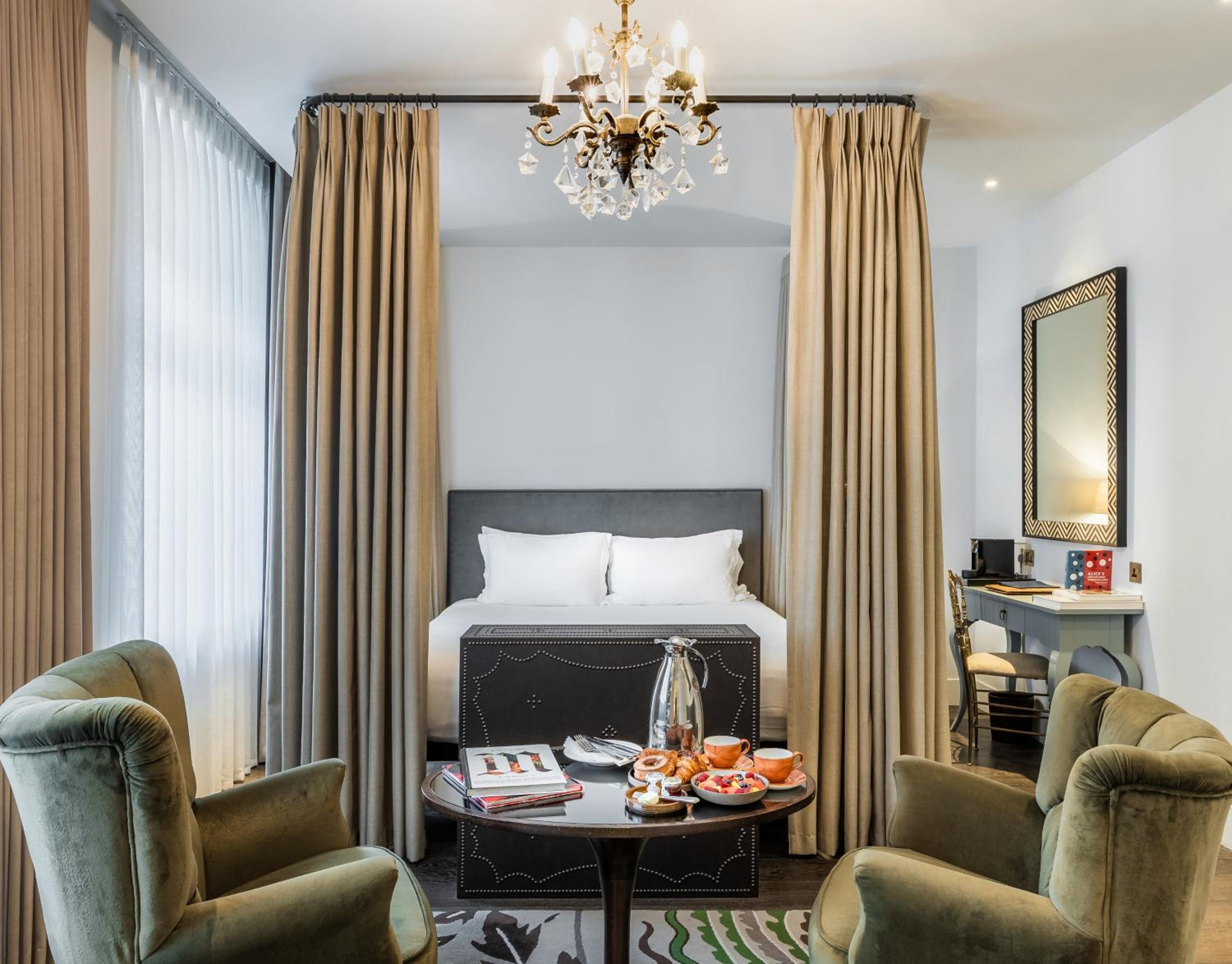 Suite, Queen Bed, Sala View