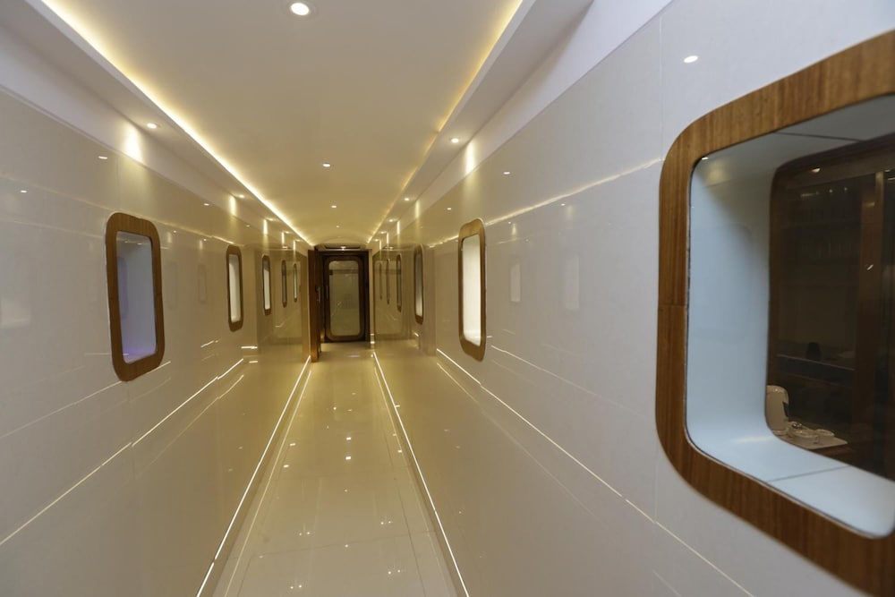 Oyo 15732 Qubestay Airport 24/35
