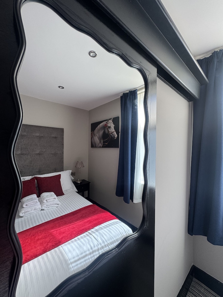 Peaky Blinders Accommodation & Bar 27/50