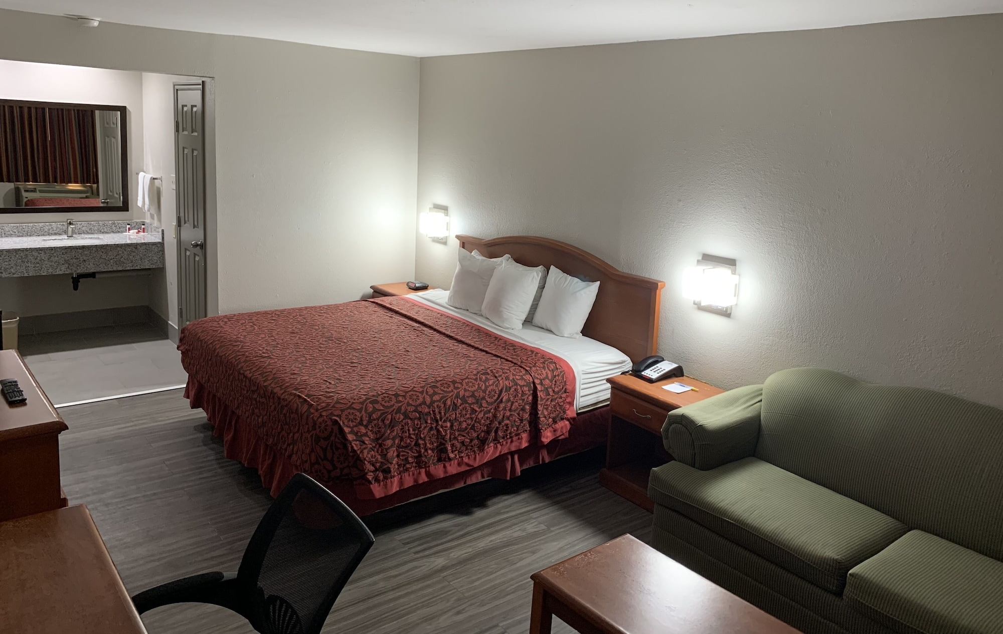غرفة قياسية بسرير كينج للمدخنين، Days Inn by Wyndham Ruston LA 2/7