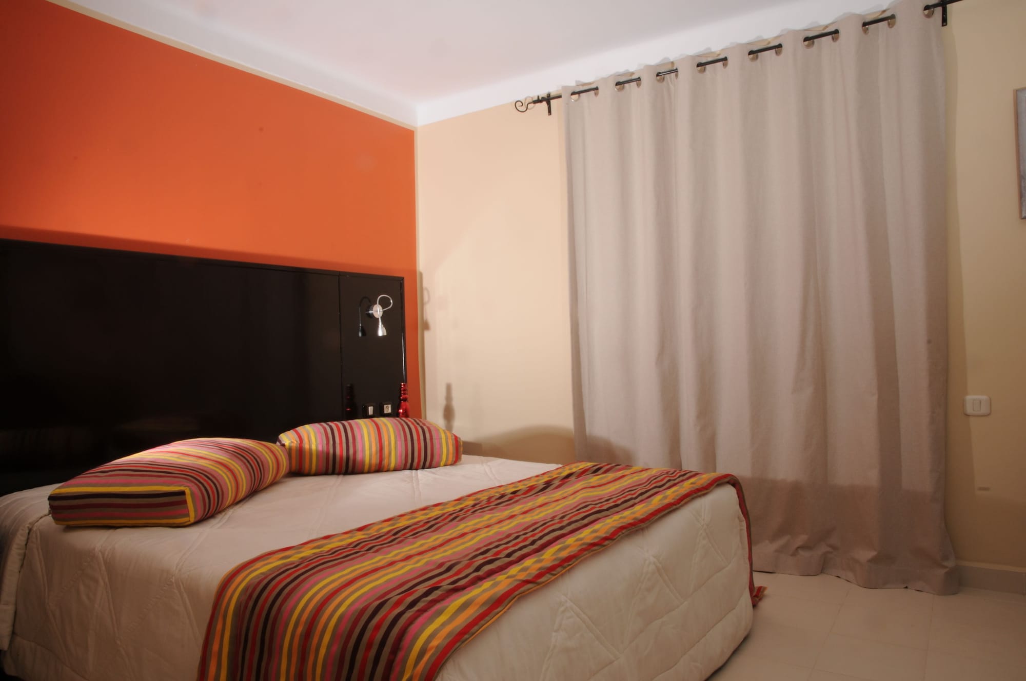 ROOM, DOUBLE OR TWIN BED