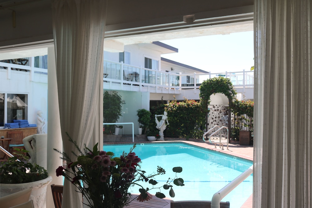 Capri Laguna Inn On the Beach 3/75