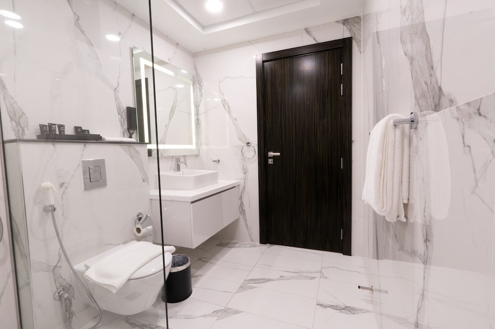 S Plaza Suites Hotel 65/70