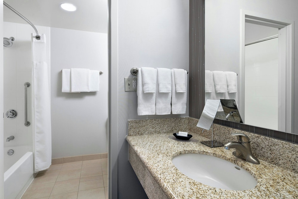 غرفة بسرير كينج مع أريكة، Courtyard Pittsburgh Airport 7/10